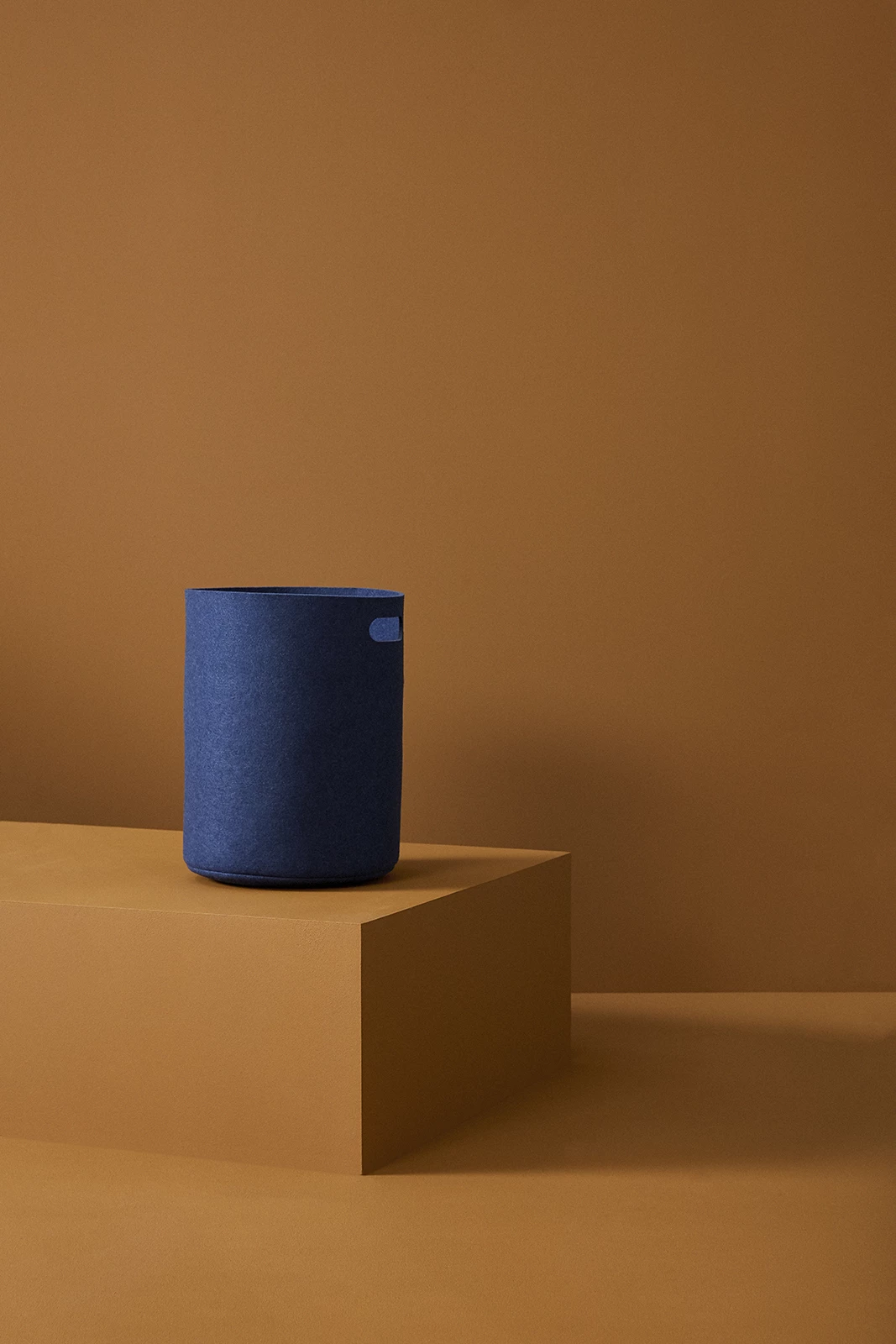 Hubsch Blue Round Felt Basket in Medium